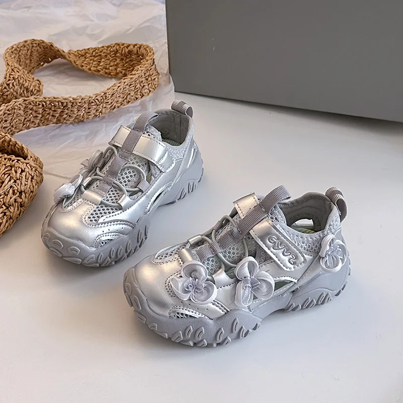 Sommer-Sandalen für Mädchen mit Blumendekoration, atmungsaktive Mesh-Schuhe, weiche Sohle, rutschfeste Freizeitschuhe für Kinder Image