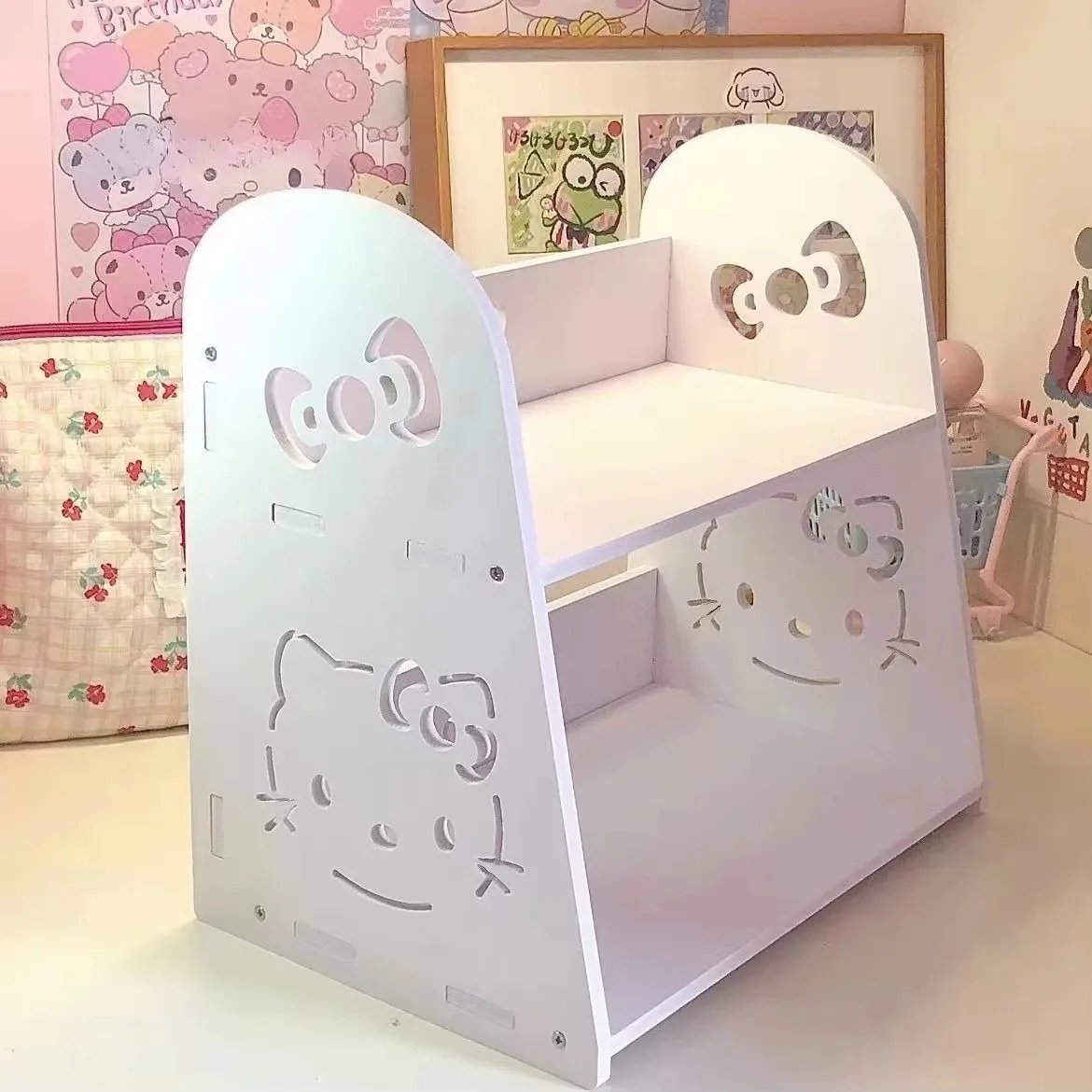 Hello Kitty 2-stöckiges Desktop-Aufbewahrungsregal, Kawaii Weißer Schreibtisch-Organizer, Niedliches Make-up- und Schreibwaren-Display-Regal für Frauen, Zuhause und Büro