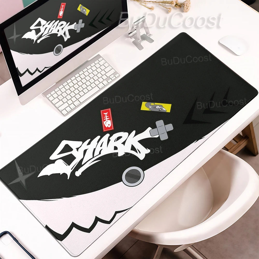 XXL Schwarz-Weiß Schreibtischunterlage Anime Hai Grafik Mauspad Niedliche Ellen Joe Büro Große Computer-Gamer-Tastaturunterlage Gummi Tischmatte Teppich