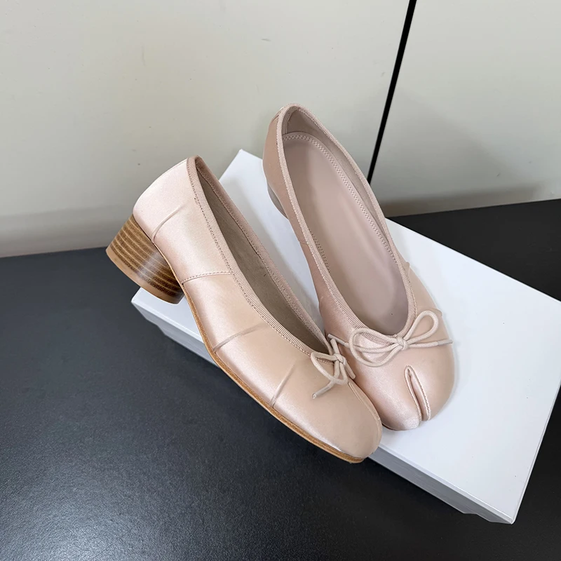 Designer-Marke Damen Mode Plissierte Tibi Split-Toe Seiden-Freizeitloafer Rosa Ballettschuh Bequeme Casual-Schuhe