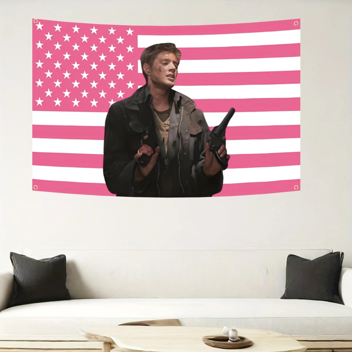 1 Stück Dean Winchester Supernatural Wandteppich mit rosa amerikanischer Flagge, TV-Show-Fan-Wandbehang, coole Zimmerdekoration, große Größe, Polyester 2 Image