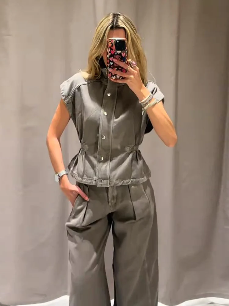 Lässiges Sommer-Hosenset für Damen mit Stehkragen, Einreiher, Ärmellose Weste, Taillengürtel und Weiten Hosenbeinen - Streetwear-Outfit Image