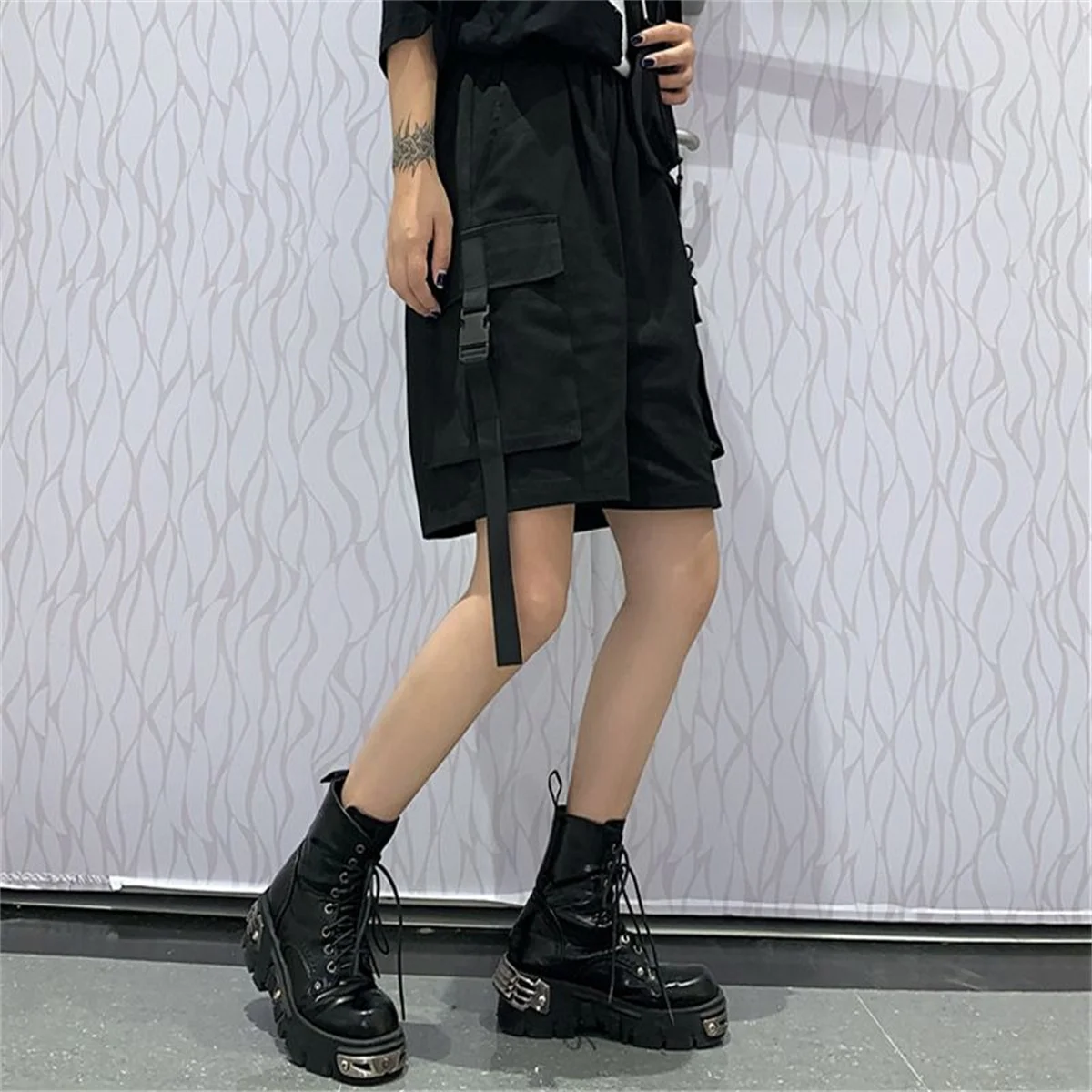 Gothic Schwarze Cargo-Shorts für Damen Sommer Streetwear Paar-Weitbein-Shorts Harajuku Große Taschen Knielange Punk-Hosen