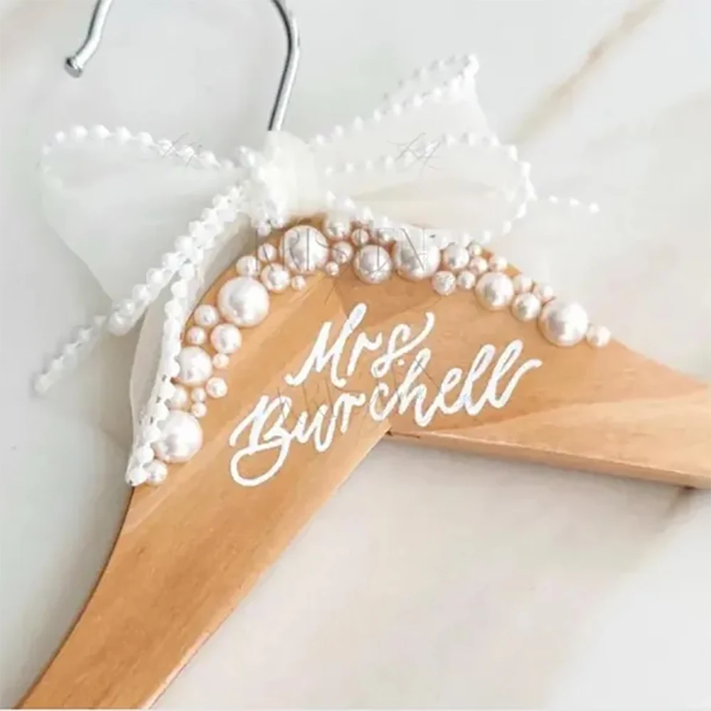 Personalisierter, maßgeschneiderter Hochzeitskleid-Bademantel mit Perlen, Kleiderbügel, Verlobungs-, Junggesellinnenabschieds-, Brautparty-Dekoration, Geschenk für die zukünftige Braut. Image