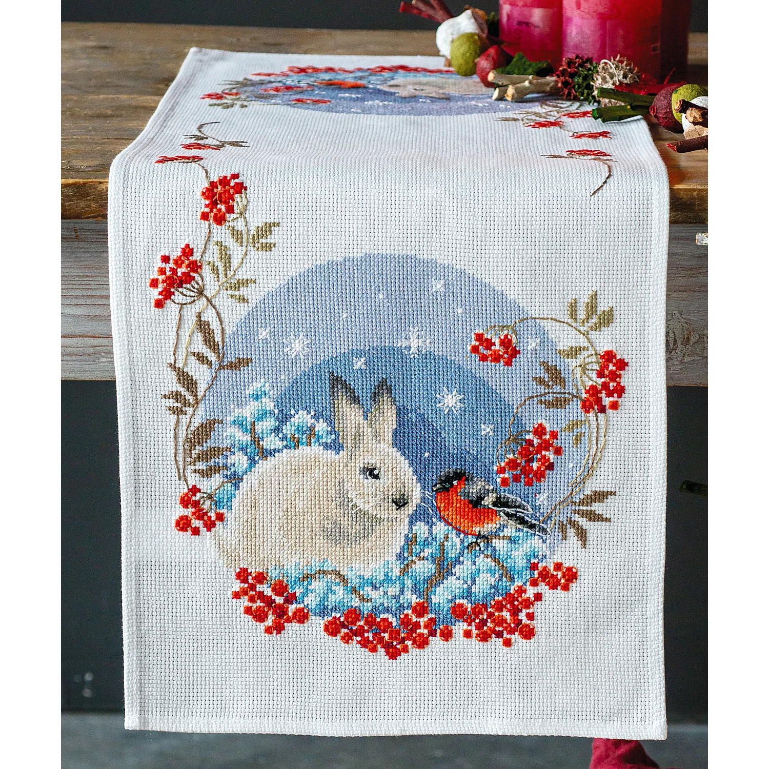 Chemin de table "lièvre des neiges et bouvreuil"