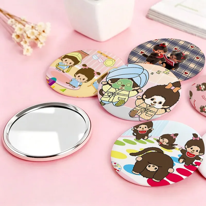 Monchhichi Cartoon Kleiner Runder Spiegel Niedliche Anime-Figur Schminkspiegel für Frauen Tragbarer Mini Runder Schminkspiegel Reisezubehör