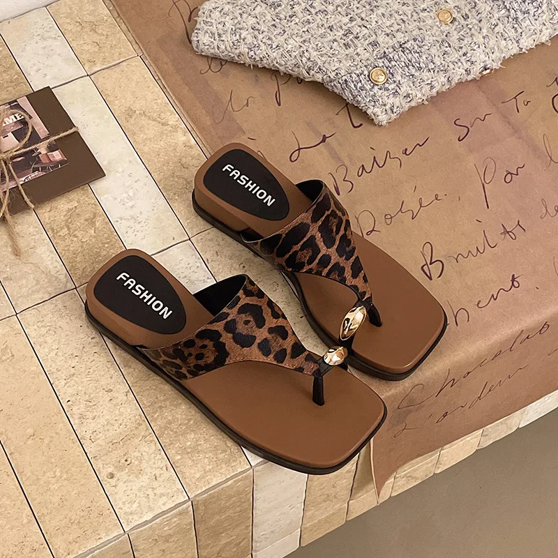 Damen Keilabsatz Flip-Flops Sommer 2026 Leopard Einfarbig Tabi Sandalen Französischer Stil Plateau Strandpantoffeln Outdoor Freizeitschuhe