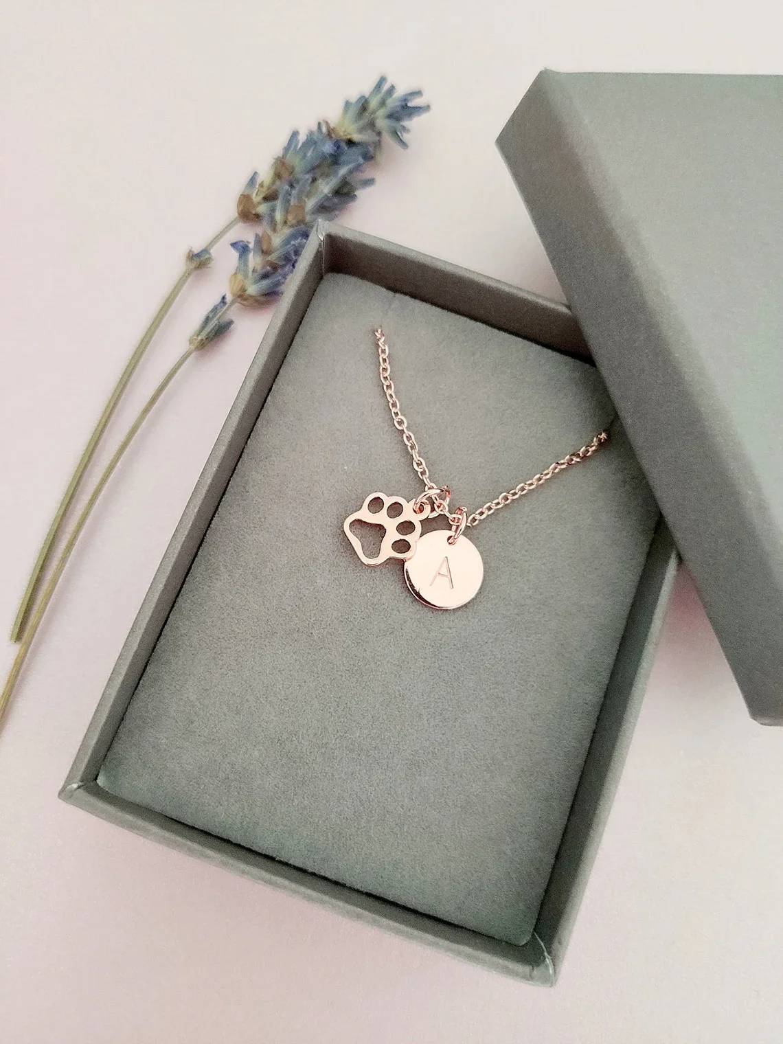 Collier imprimé patte, patte de chien initiale, cadeau pour amoureux des chiens, cadeaux personnalisés, cadeau de perte de chien, collier à breloques, cadeau personnalisé, cadeau pour lui