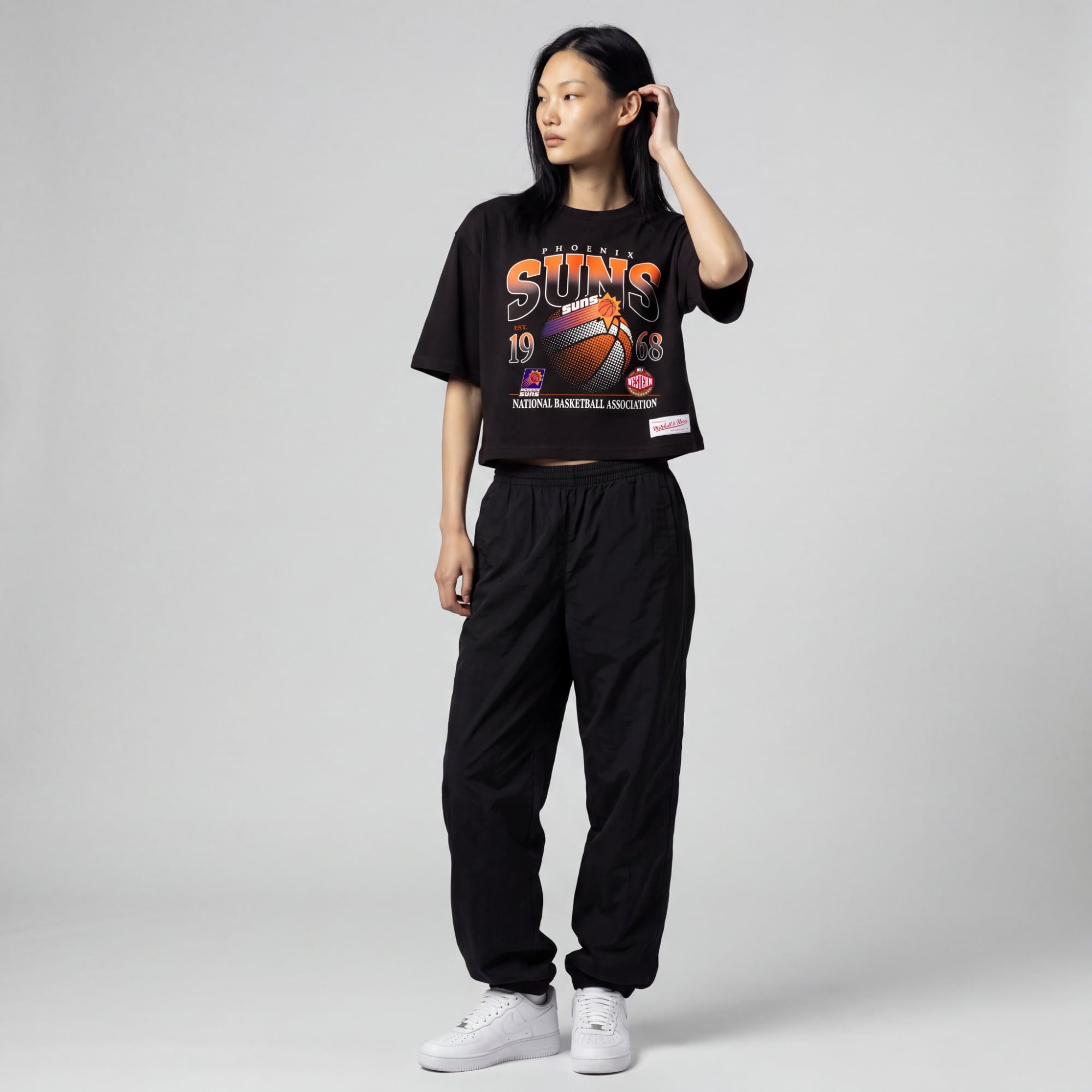 Mitchell & Ness Damen-T-Shirt in Schwarz mit Phoenix Suns Street Graphic und kastenförmigem Schnitt