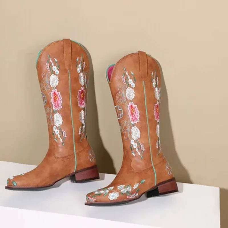 Western-Kniehohe Stiefel für Damen, 2025, neue Trends, Keilabsatz, bestickte Winterschuhe, Damen, brauner Cowboystiefel 2024