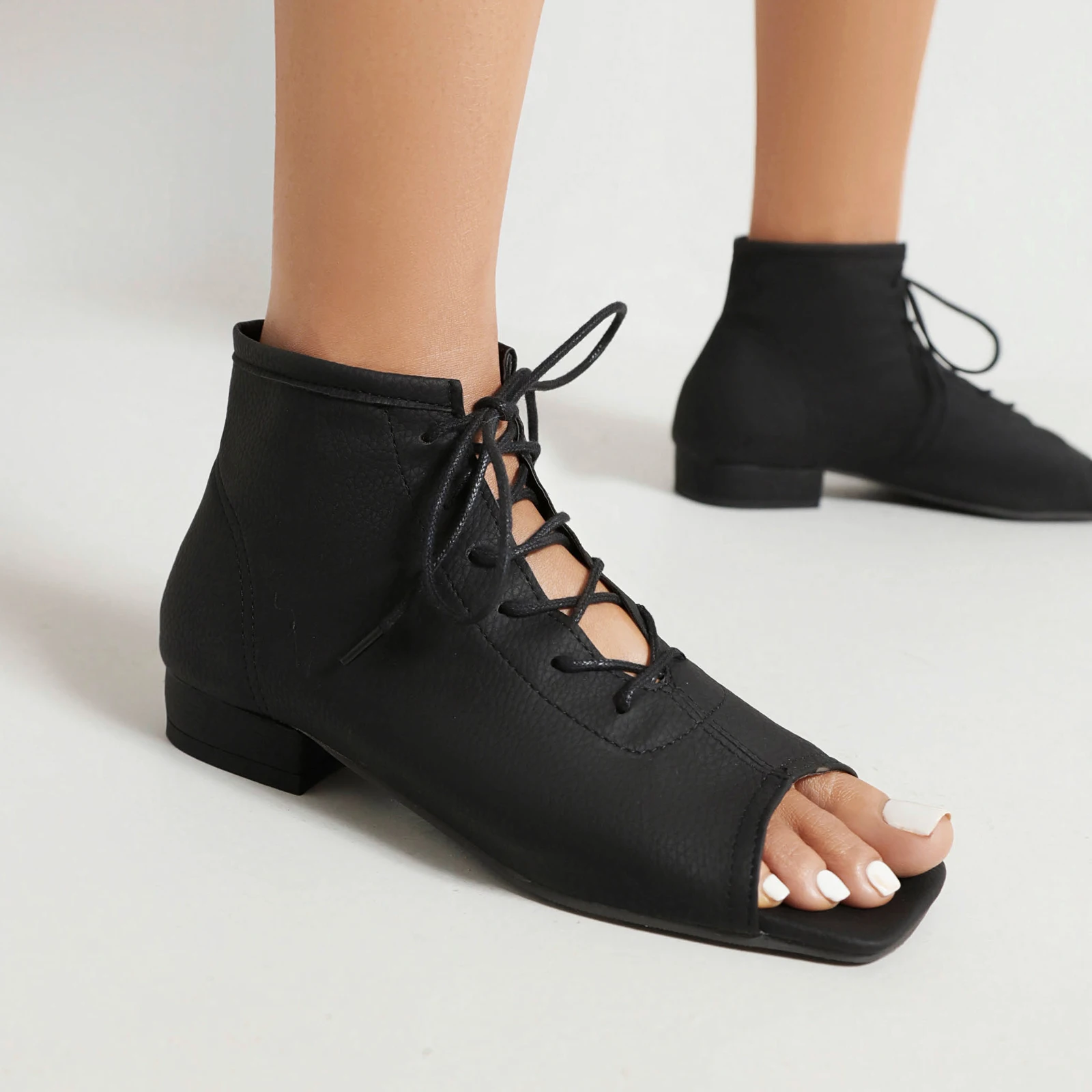 2026 Frühling und Herbst Schnür-Damenschuhe Damen-Mode-Stiefeletten mit niedrigem Absatz Quadratischer Absatz Offene Zehenpartie Kurze Stiefel