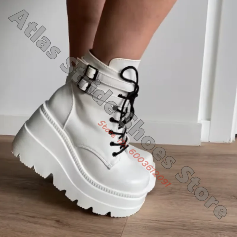 Weiße Plateau-Kampfstiefeletten mit schwarzer Schnürung, Schnallenriemen, klobiger Sohle, Gothic-Punk-Y2K-Alt-Street-Style, Alltagsmode-Schuhe