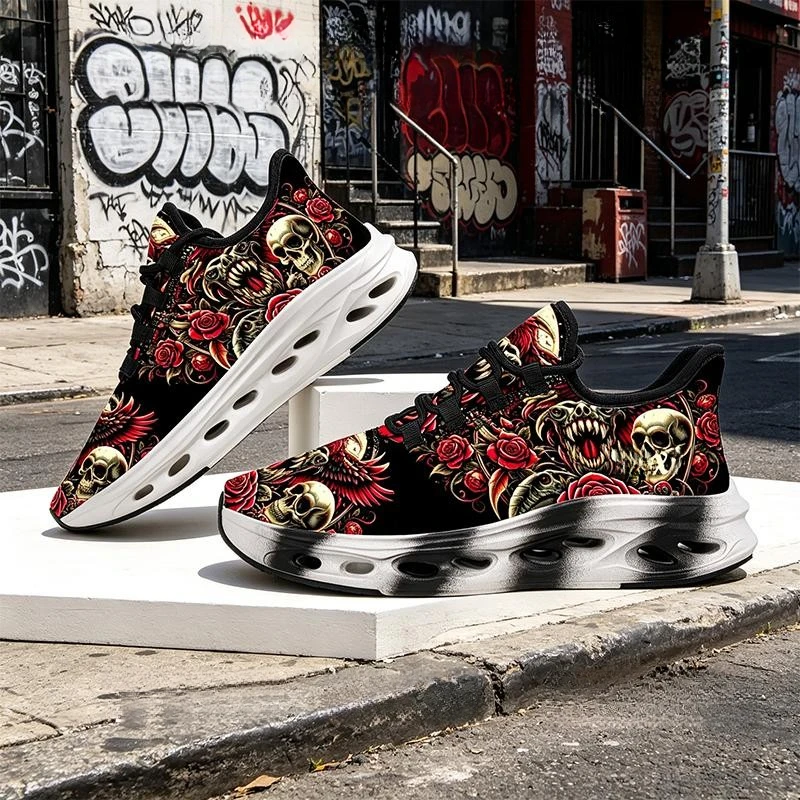Damen- und Herren-Laufschuhe, Sportschuhe, Freizeitschuhe, trendige Schuhe im Vintage-Stil mit amerikanischem Rosen-Totenkopf-Tattoo-Print, die in Rot und Schwarz sind.
