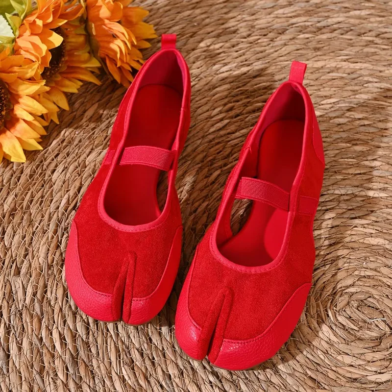 Damenschuhe, Loafer, Ballerinas, flache Schuhe, Turnschuhe, Schuhe mit geteilter Zehenpartie, Ballerina-Schuhe, Tabi-Schuhe, Walkingschuhe, Sneaker, Mary-Jane-Schuhe für Damen.