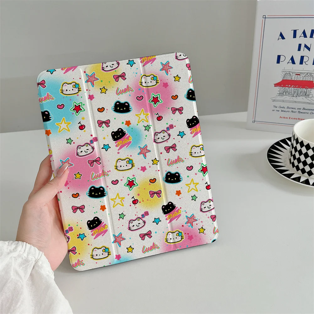 Housse mignonne Hello Kitty cerise pour iPad A16 2025, iPad Pro 2024, iPad Air 3 10.5, iPad Air 11, iPad Air 5, iPad Air 4, iPad 10.9, iPad 7, iPad 8, iPad 9, iPad 10.2, iPad 5, iPad 6