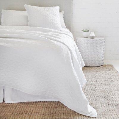 Distraktion faktureres Paine Gillic Pom Pom At Home Oslo Standard Cotton Modern & Contemporary Coverlet/ Bedspread Polyester/Polyfill/Cotton/100% Cotton/100% Cotton Sateen in White  from Pom Pom At Home | AccuWeather Shop